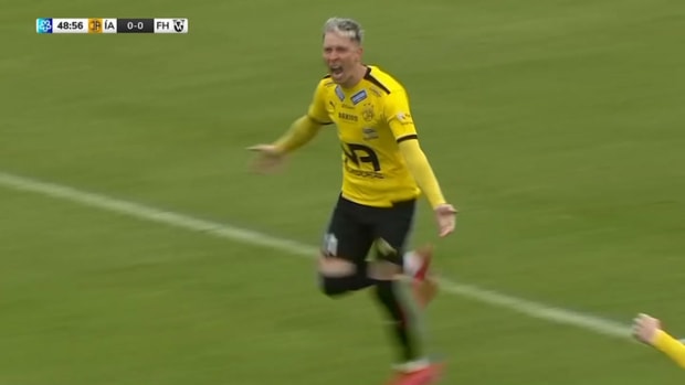 Terrible goalkeeper error in the Icelandic League leads to goal